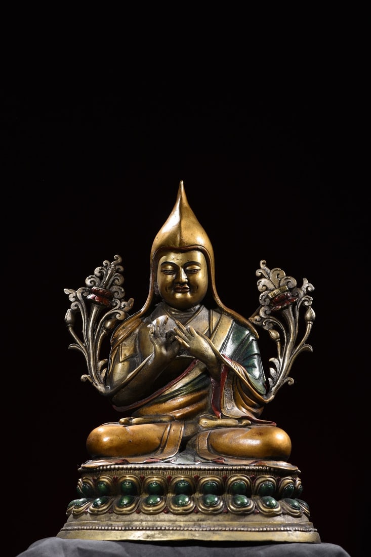 Pure copper painted Tsongkhapa statue: A pure copper painted statue of Tsongkhapa, 40cm high, 28cm wide, 22cm thick, and weighing 4215 grams. Provenance:Mrs. Amily, Washington, DC. Our dedicated team expertly handles both domestic and glob