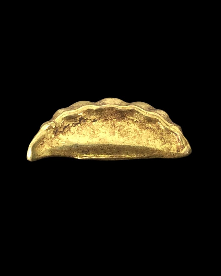 Solid gilded Ministry of Revenue pure gold dumplings: These are solid, gilded, pure gold dumplings from the Ministry of Revenue. The patina is warm, delicate, and rich. They are finely crafted and measure 4 cm in length, 2 cm in width, and 1.5 cm in