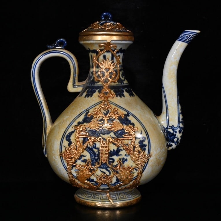 Ming Dynasty Xuande Blue and White Dragon Pattern Copper-Plated Kettle: A Ming Dynasty Xuande period blue and white porcelain ewer with dragon design and copper cladding, 25.5 x 22 cm, 450 g. Provenance:Private collection of the retired lawyer Mr.Henry, Chelmsford,