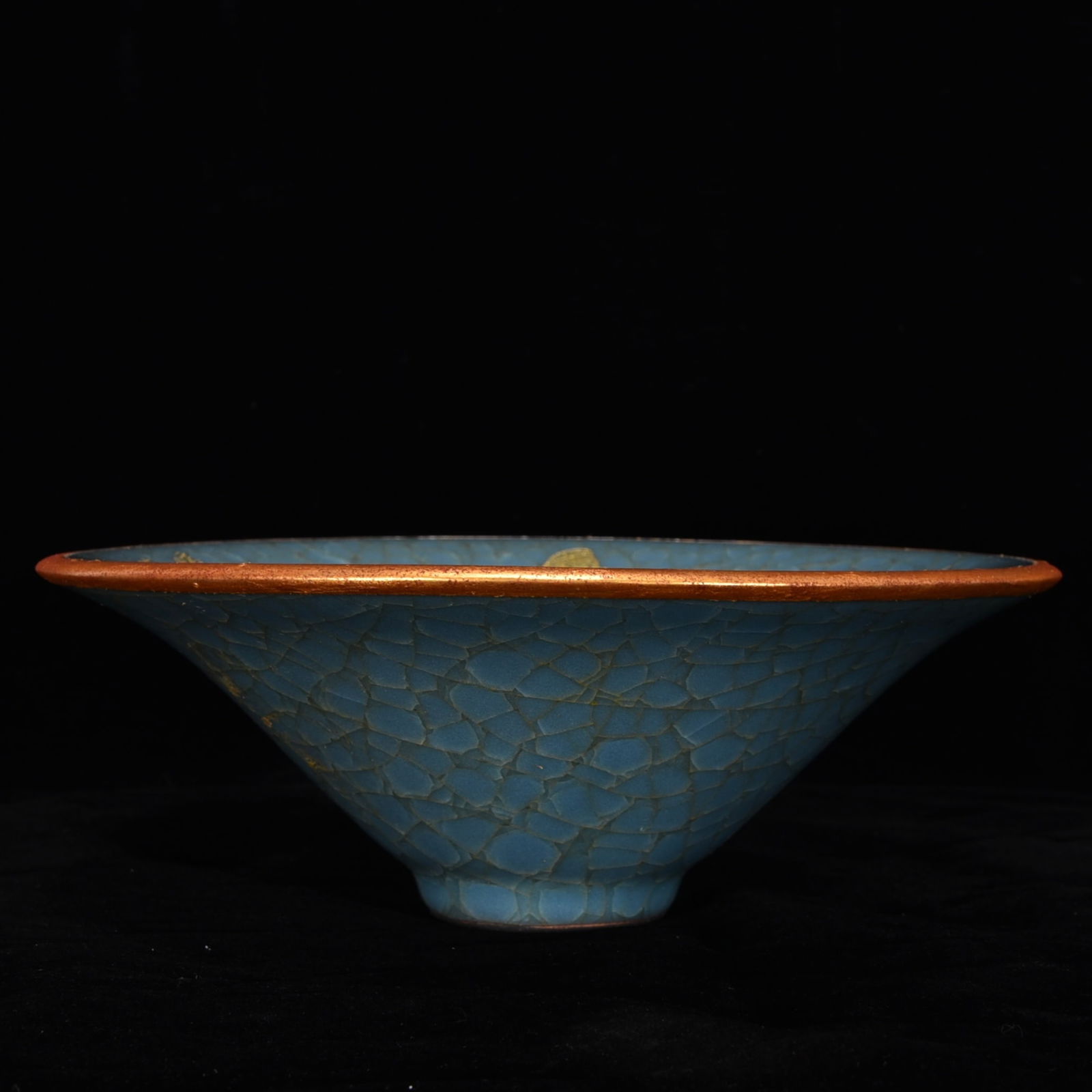 Song Dynasty Guan Kiln Blue Glazed Crackle Pattern Bowl with Gilded Inscription and Carved Figures: Song Dynasty official kiln blue-glazed bowl with crackle glaze, gilt inscription, and carved figures on a bamboo hat, 7 cm high and 20 cm in diameter. Provenance:Private collection of the retired