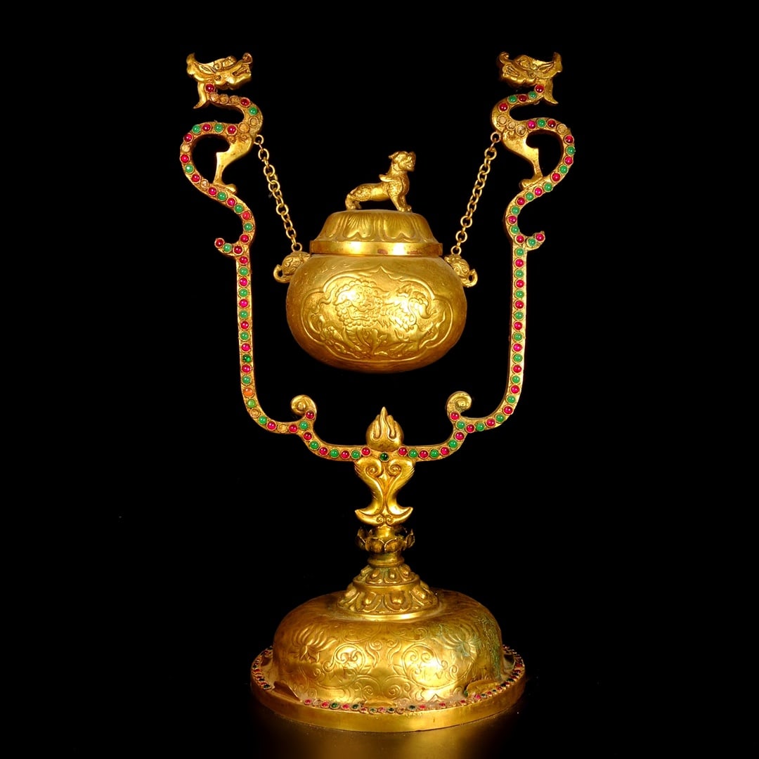 A gilt hanging incense burner from the Qing Dynasty: This is a rare Qing Dynasty gilt hanging incense burner, hand-engraved with exquisite craftsmanship and clear patterns. It measures 41 cm in height, 26 cm in width, and weighs 2977 grams.