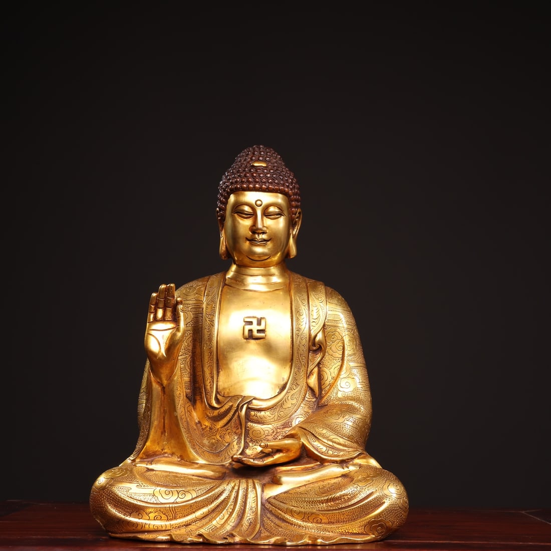 Rare gilt bronze Shakyamuni Buddha statue: This is a rare, gilded bronze Buddha statue of Shakyamuni Buddha, suitable for home worship. It is well-proportioned, with engraved patterns throughout, displaying a sublime and exquisite design. The