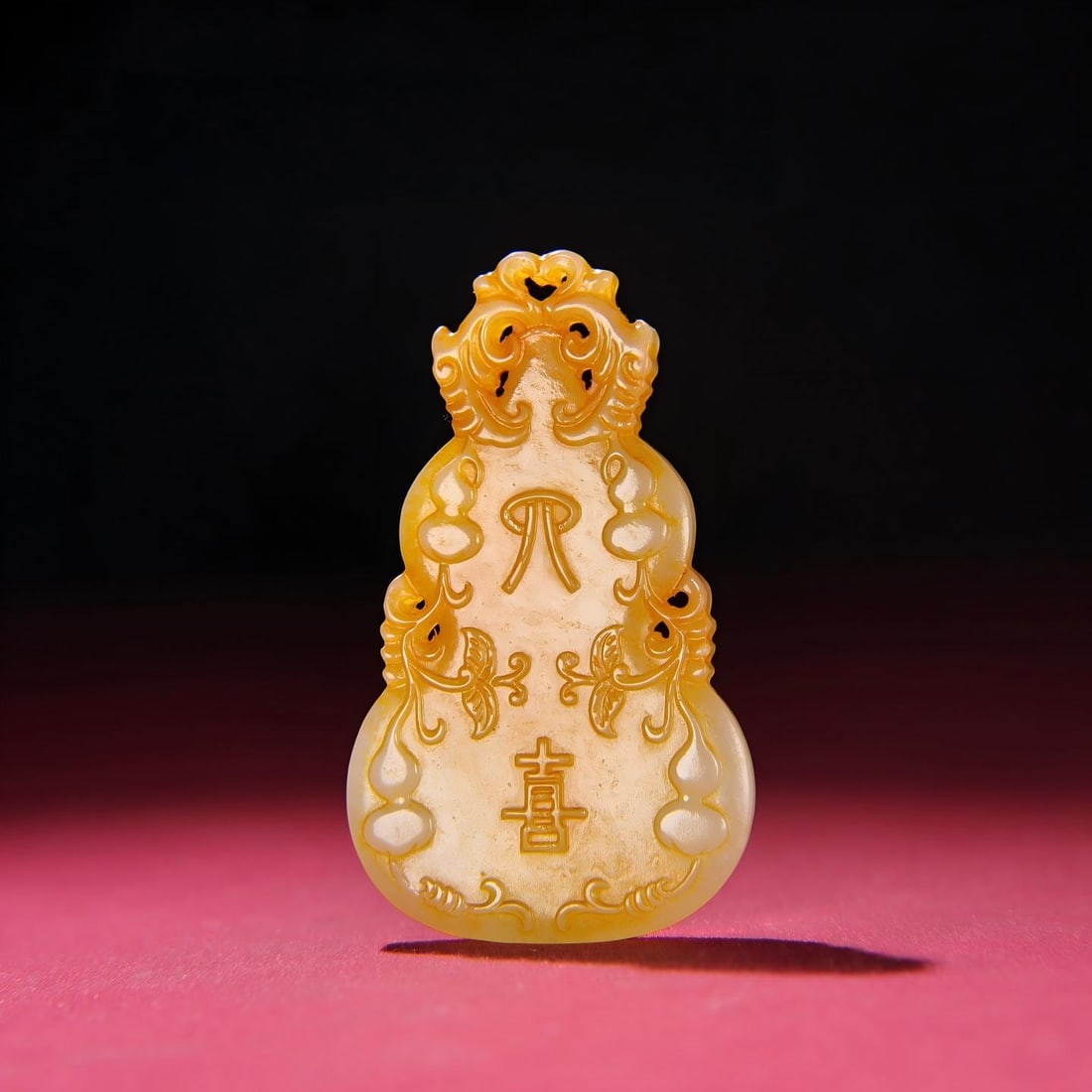 Exquisite antique, Hetian jade gourd: This exquisite, privately owned Hetian jade gourd boasts a thick, deep patina and rich, penetrating color. The craftsmanship is superb, with sharp, precise carving. A rare and exceptional piece from a