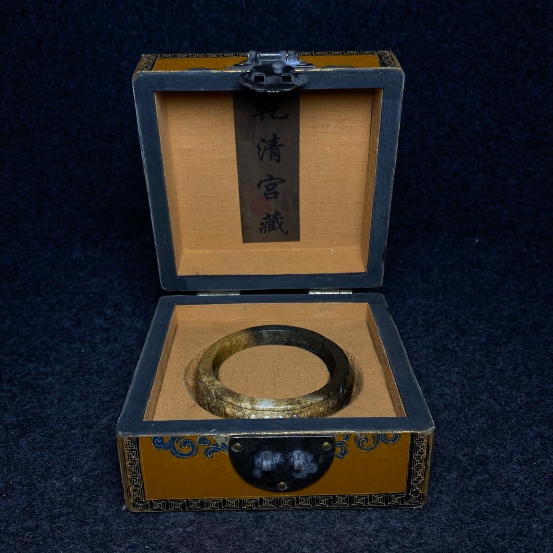 A precious ancient jade nipple-shaped bracelet is found inside a box containing imperial: The imperial lacquerware box contains a rare ancient jade nipple-shaped bracelet. Bracelet dimensions: inner diameter 62 mm, width 19 mm. Lacquerware box dimensions: length/width/height 13/13/7 cm. Pr