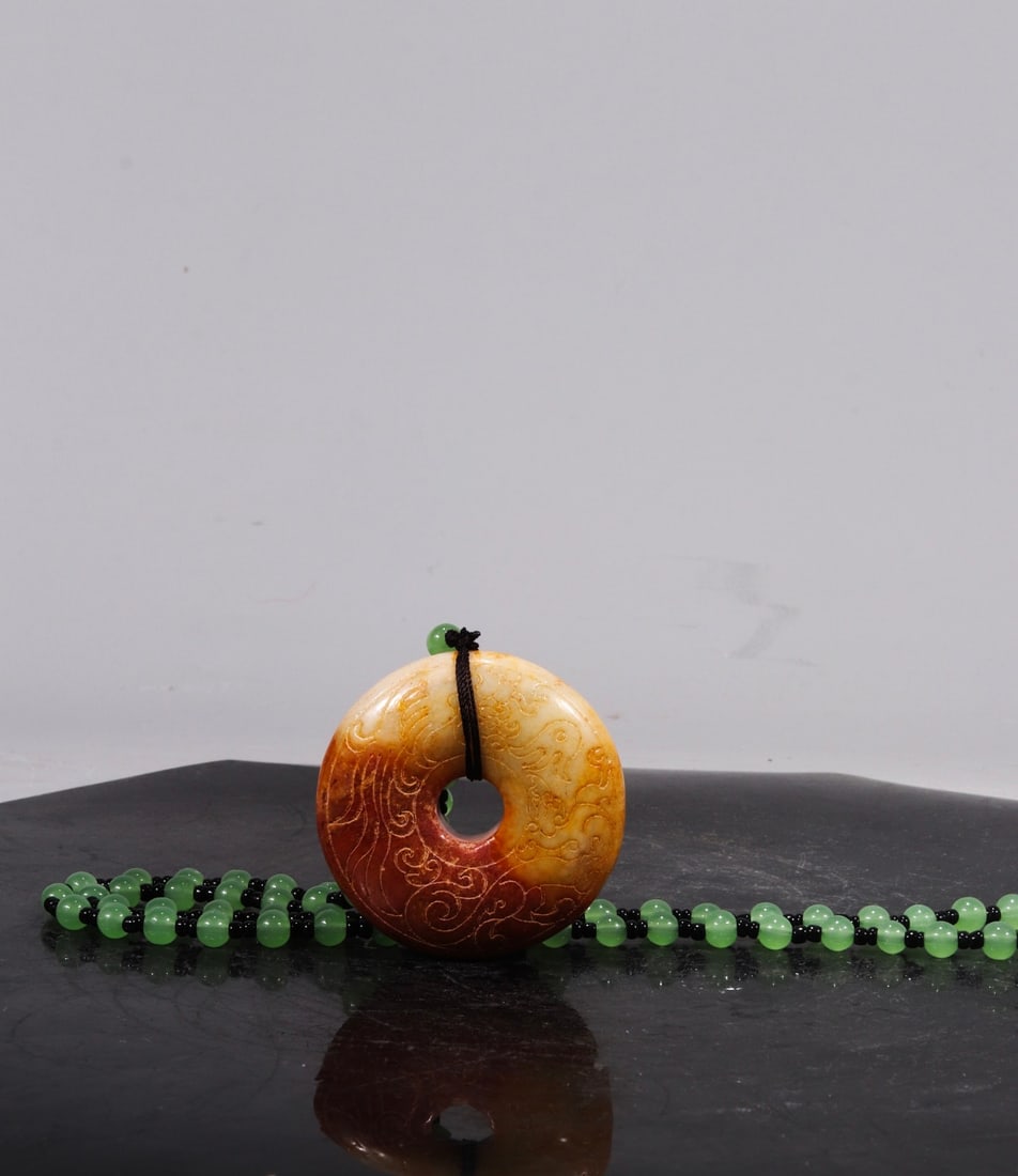 Old collection of hand-carved phoenix pattern Hetian jade safety buckle: This is a hand-carved Hetian jade safety buckle with a phoenix design, formerly in the collection. It measures 38cm in length, 5.5cm in diameter, 1.5cm in thickness, and weighs 55.2g. Provenance:Priva