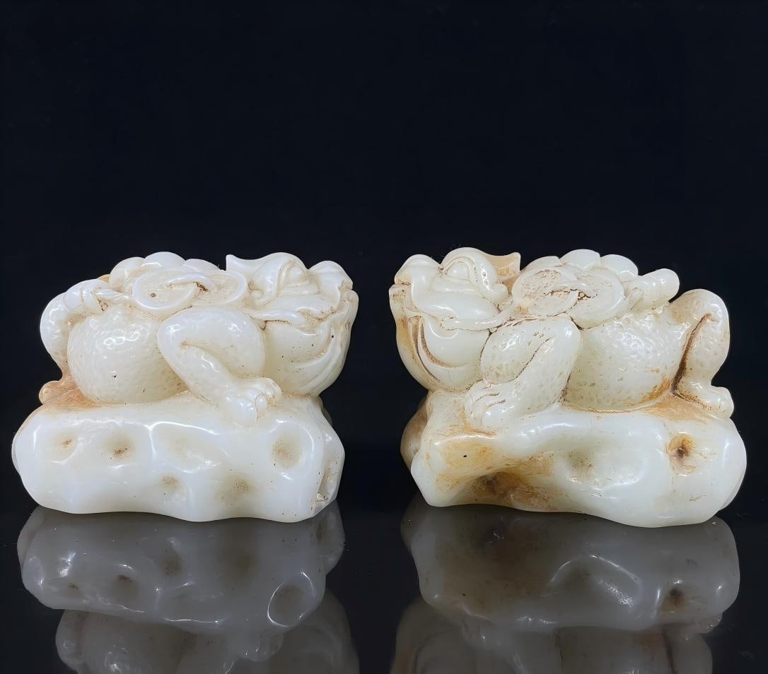 Treasured Hetian Jade Toad Ornament (1 of 9)