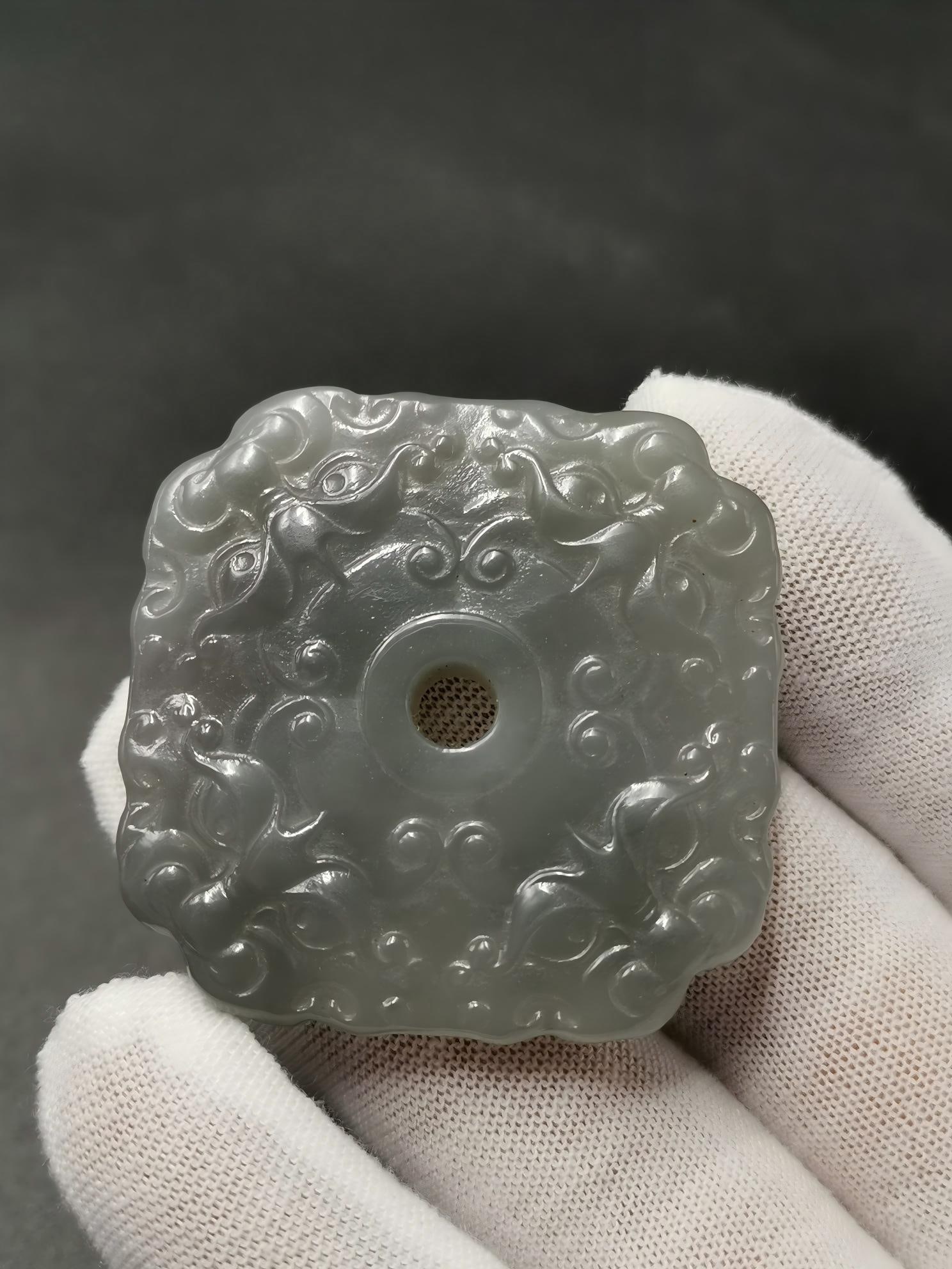 Hetian jade smoky purple material "Auspicious Jade Pendant": This exquisite Hetian jade pendant, crafted from smoky purple jade, features a "Majestic Aura" design. The jade is finely textured and warm to the touch, showcasing a clever design and superb craftsma