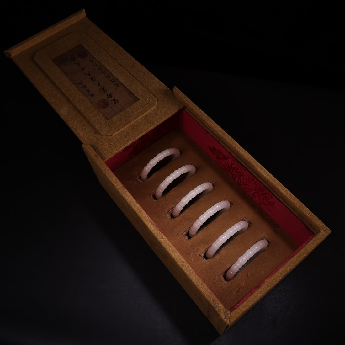 A box of rare and exquisitely crafted white jade bracelets from the Qing Dynasty imperial (1 of 9)