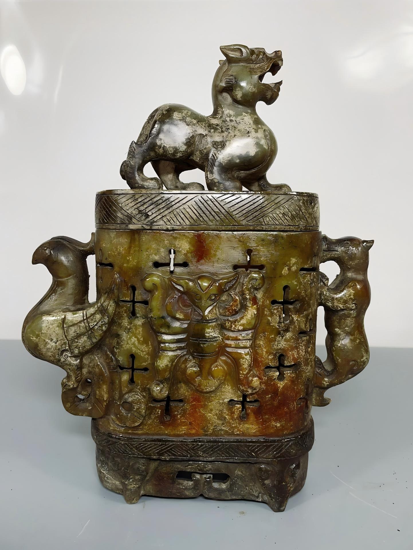 Treasured Hetian jade carved jade bottle (1 of 9)