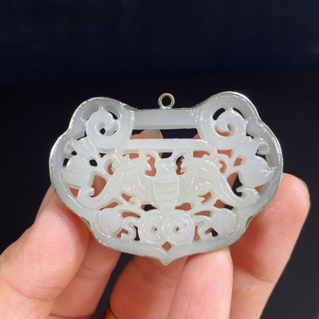 Collector's item: a Hetian jade openwork peace lock pendant (1 of 6)
