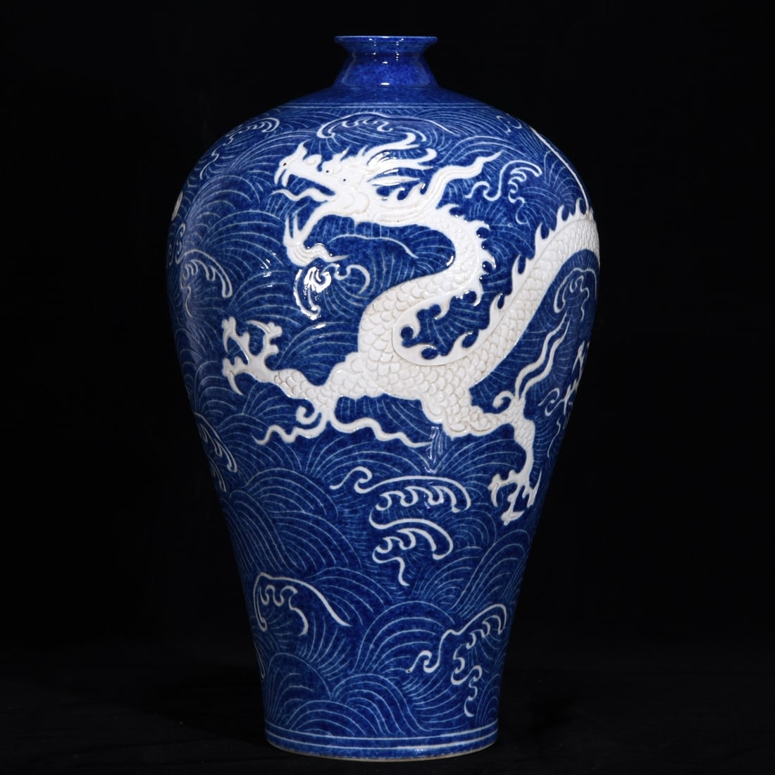 Yuan Dynasty Blue-and-White Dragon Pattern Plum Vase (1 of 9)