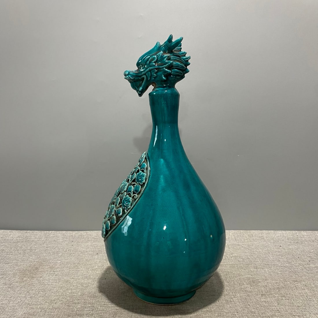 Yuan Dynasty Peacock Green Glazed Dragon Head Vase: Yuan Dynasty Peacock Green Glazed Dragon Head Vase Provenance:Private collection of the retired lawyer Mr.Henry, Chelmsford, Massachusetts. Our dedicated team expertly handles both domestic and global