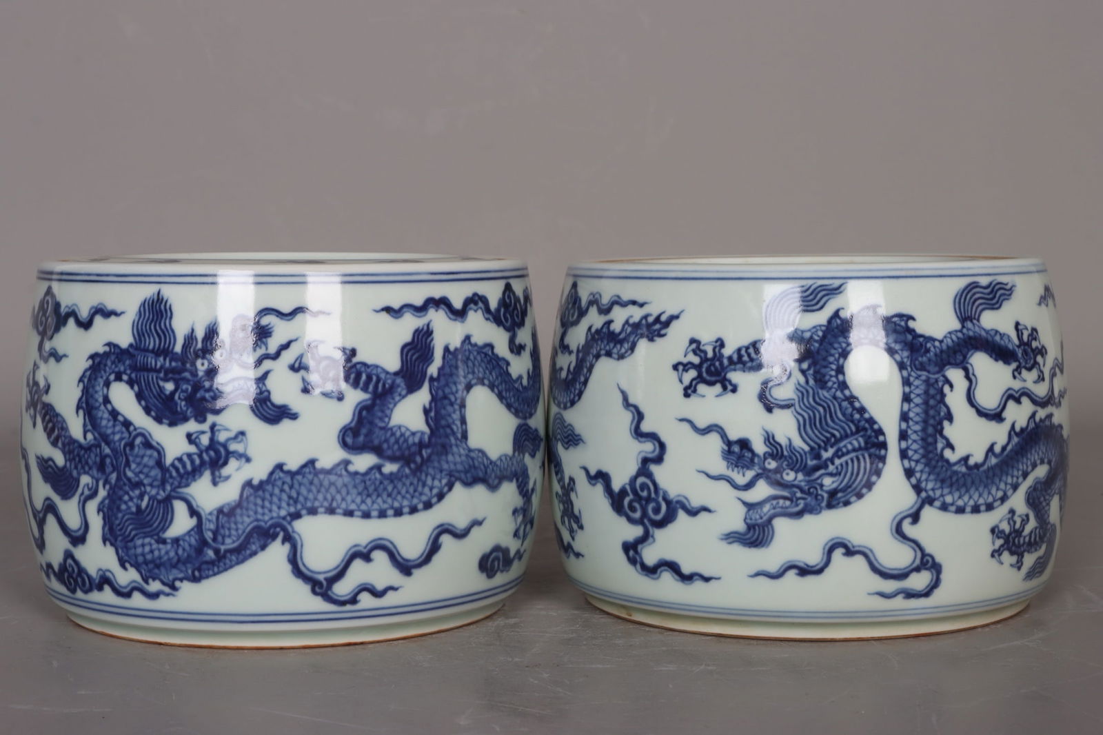 A pair of blue and white porcelain cricket jars with three dragons from the Xuande period of the (1 of 9)