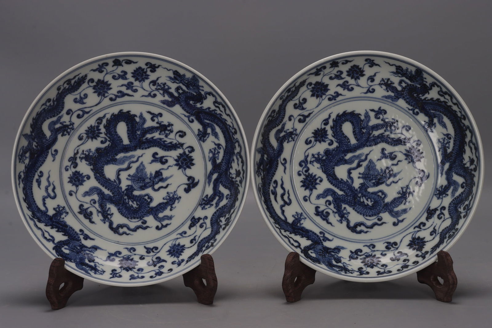 A pair of blue and white porcelain plates with five dragons amidst flowers, dating from the Xuande: pair of blue and white porcelain plates with five dragons amidst flowers, dating from the Xuande period of the Ming dynasty. Each plate is 5 cm high, 22.5 cm in diameter at the mouth, and 14.5 cm in d