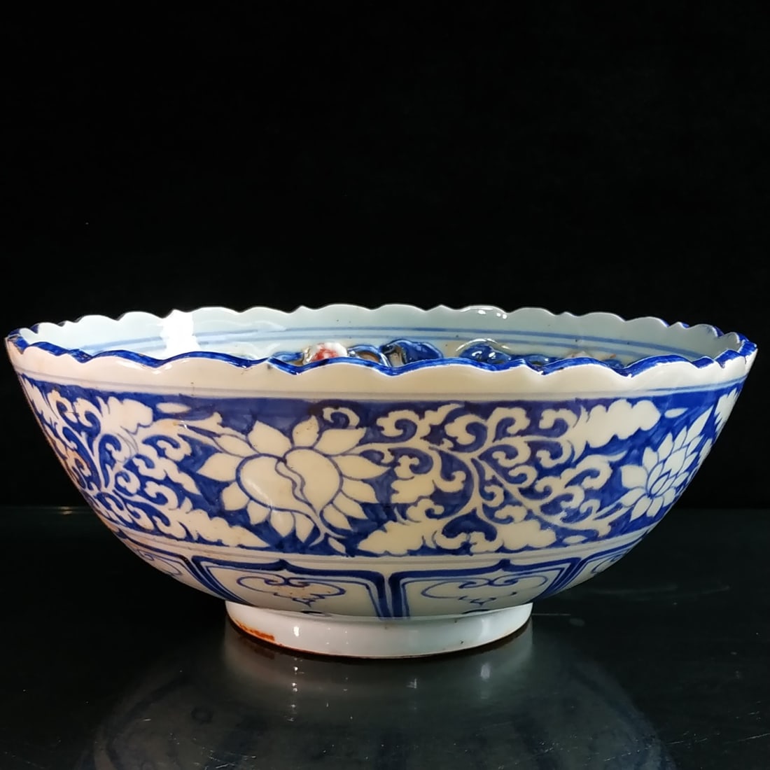 Yuan Dynasty Blue and White Underglaze Red Hand-Sculpted Dragon Pattern Bowl: Yuan Dynasty Blue and White Underglaze Red Hand-Sculpted Dragon Pattern Bowl Provenance:Private collection, Vancouver, Canada. Our dedicated team expertly handles both domestic and global shipping arr