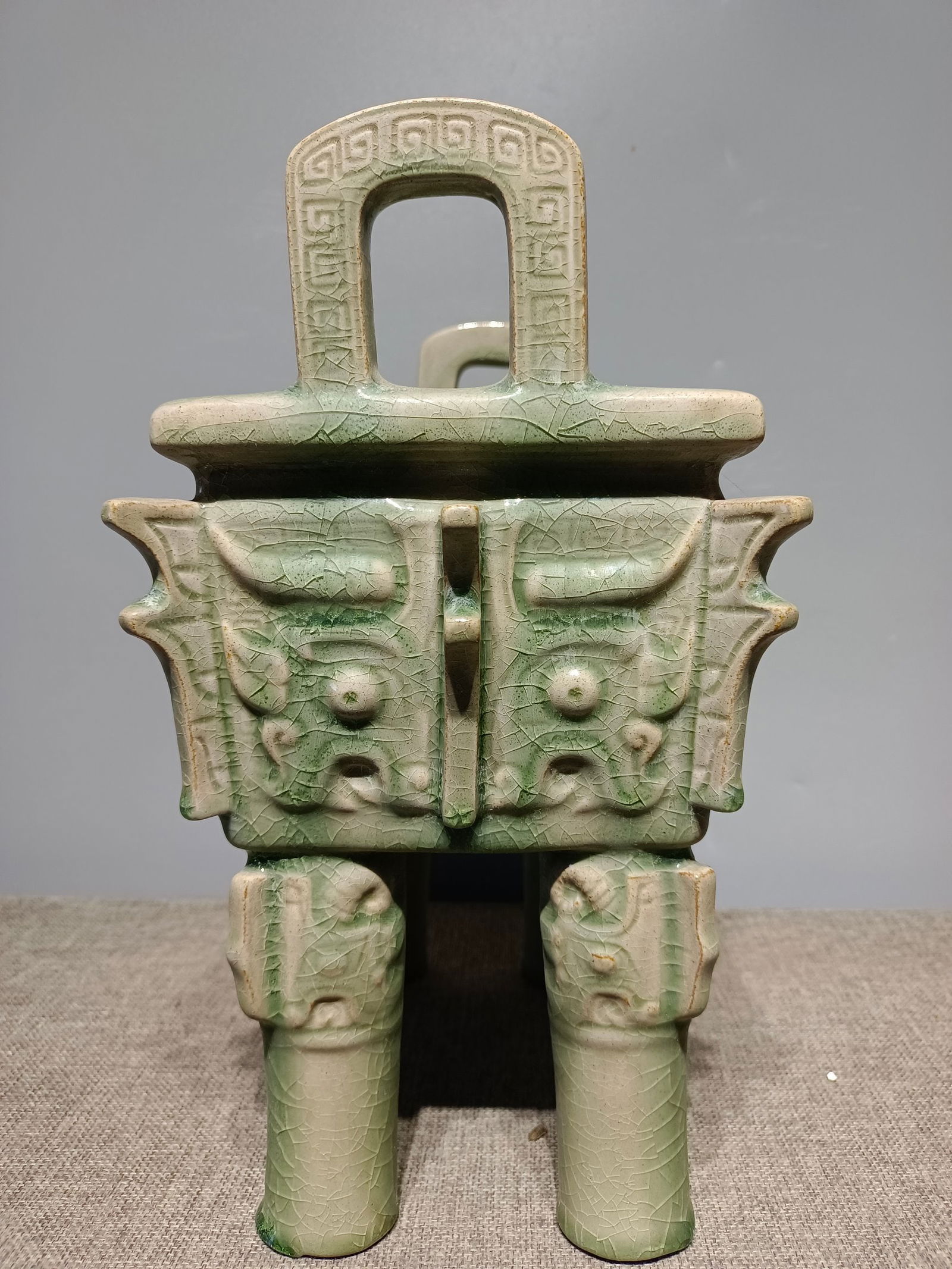 Yue ware crackle four-legged tripod (1 of 8)