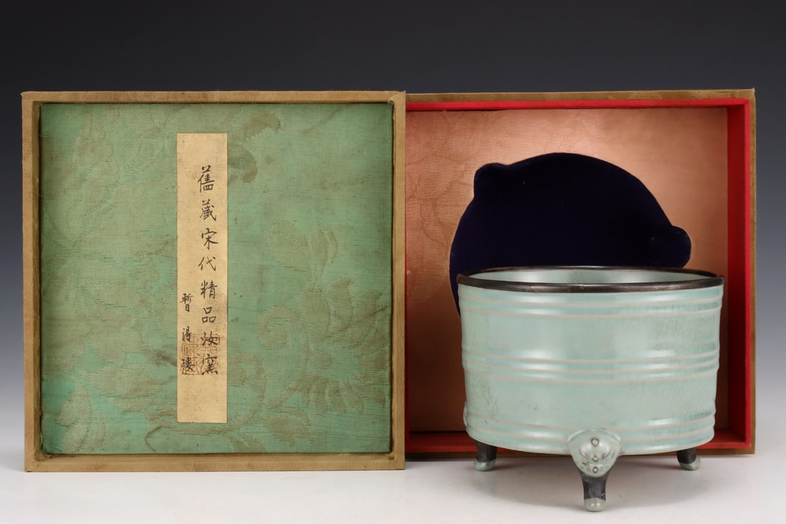 Formerly in the collection of a Song Dynasty Ru ware vase with animal-foot and string patterns. (1 of 9)