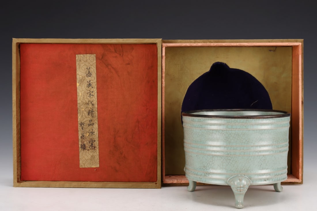 Formerly in the collection of a Song Dynasty Ru ware vase with animal-foot and string patterns. (1 of 9)