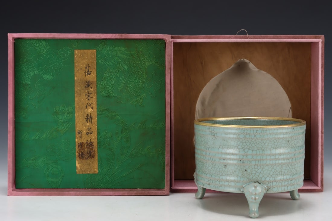 Formerly in the collection of a Song Dynasty Ru ware three-legged string-patterned vase (1 of 9)