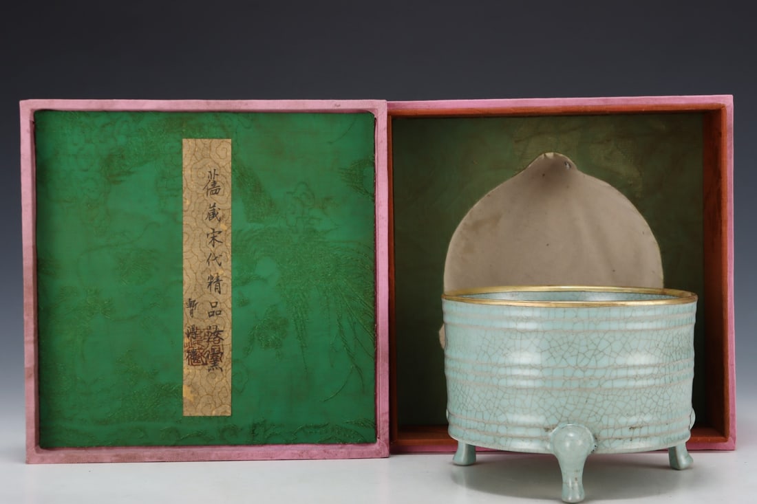 Formerly in the collection of a Song Dynasty Ru ware three-legged string-patterned vase (1 of 9)