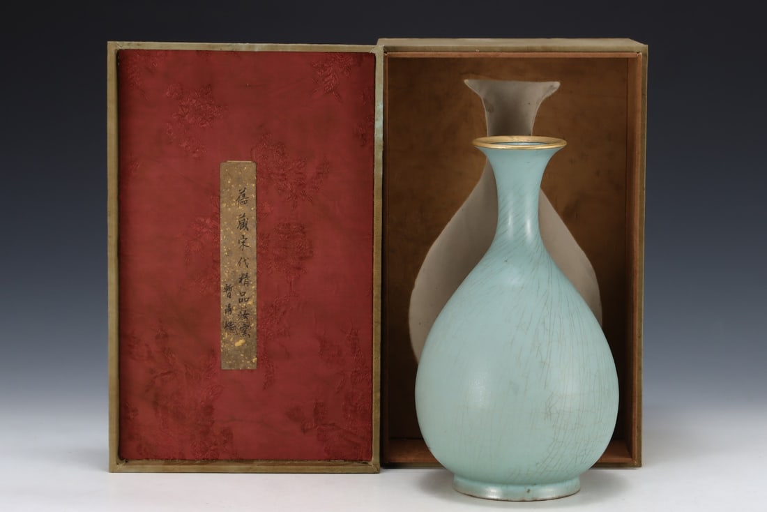 Formerly in the collection of Song Dynasty Ru ware Yuhuchun vase (1 of 9)