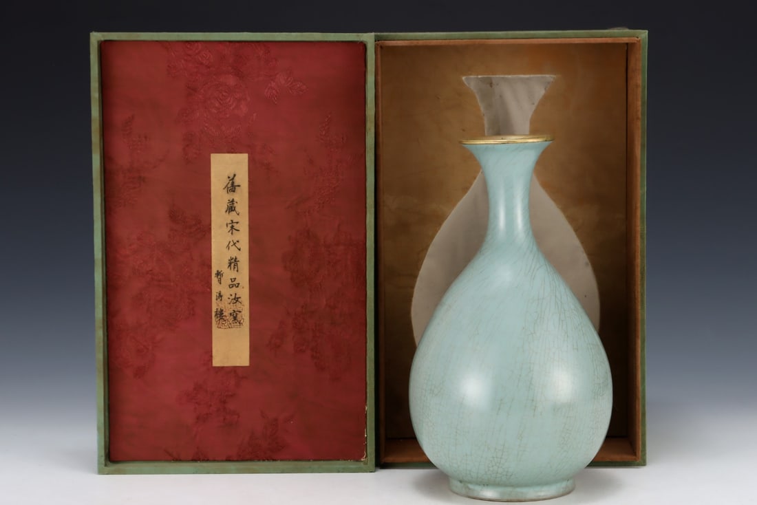 Formerly in the collection of Song Dynasty Ru ware Yuhuchun vase (1 of 9)