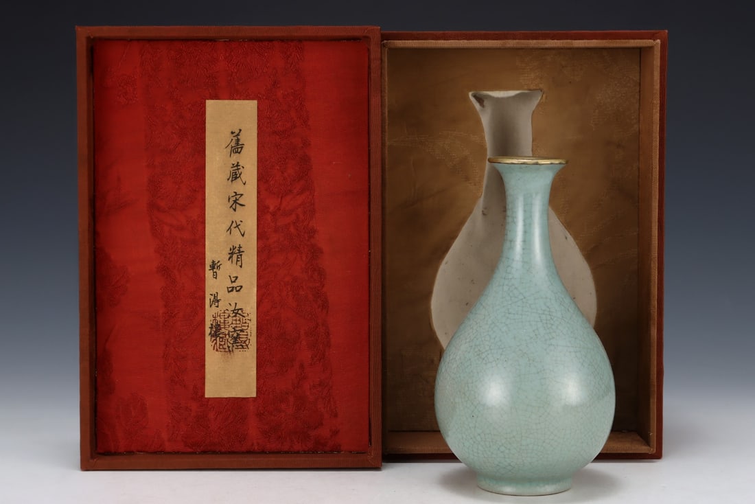 Formerly in the collection of Song Dynasty Ru ware Yuhuchun vase (1 of 9)