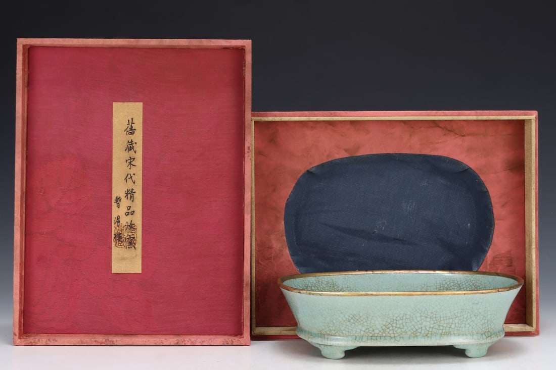 Former collection of Song Dynasty Ru ware begonia-shaped washer (1 of 9)