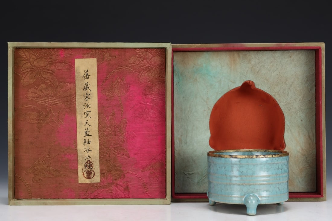 Formerly in the collection of a Song Dynasty Ru ware sky-blue glazed three-legged vase with string (1 of 9)