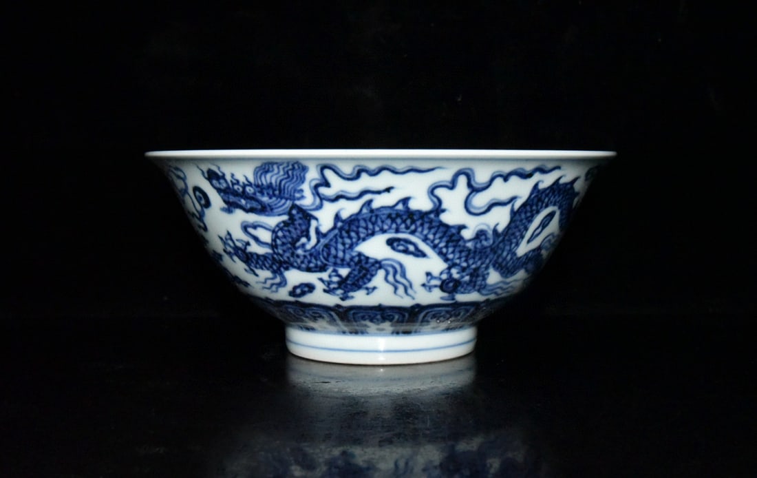 Xuande blue and white porcelain bowl with dragon design from the Ming Dynasty (1 of 9)