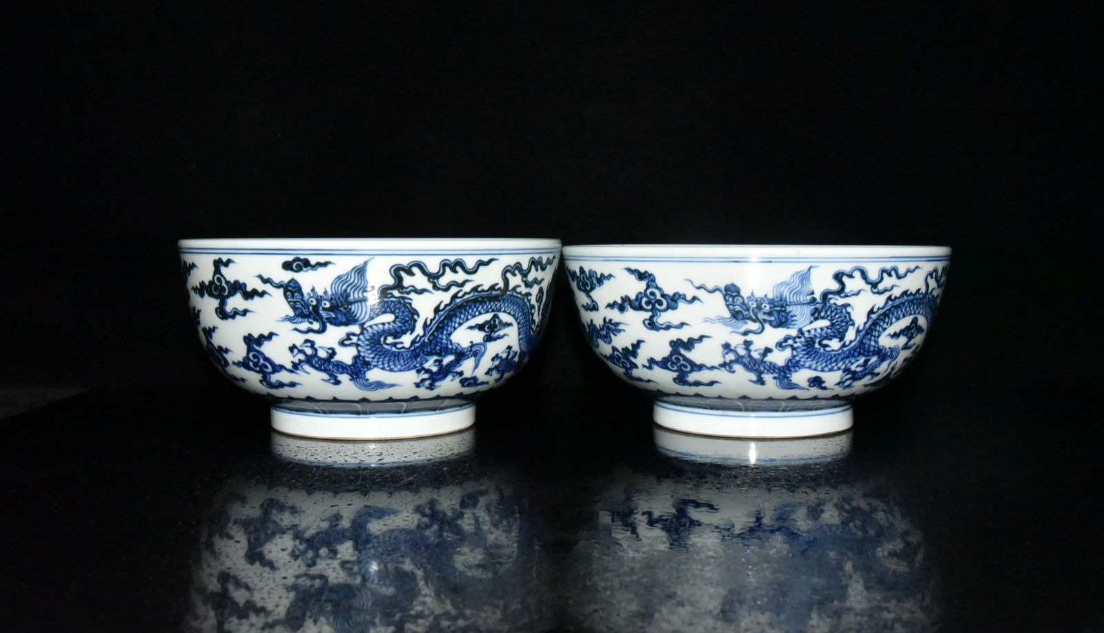 A pair of blue and white dragon-patterned bowls from the Xuande period of the Ming Dynasty (1 of 9)