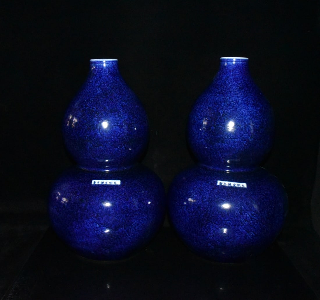 A pair of Xuande period (Ming Dynasty) snowflake blue glazed gourd-shaped vases with incised dragon: A pair of Ming Dynasty Xuande period snowflake blue glazed gourd-shaped vases with incised dragon patterns, 45??28cm Provenance:Private collection from a professor in Yale University. Our dedicated te