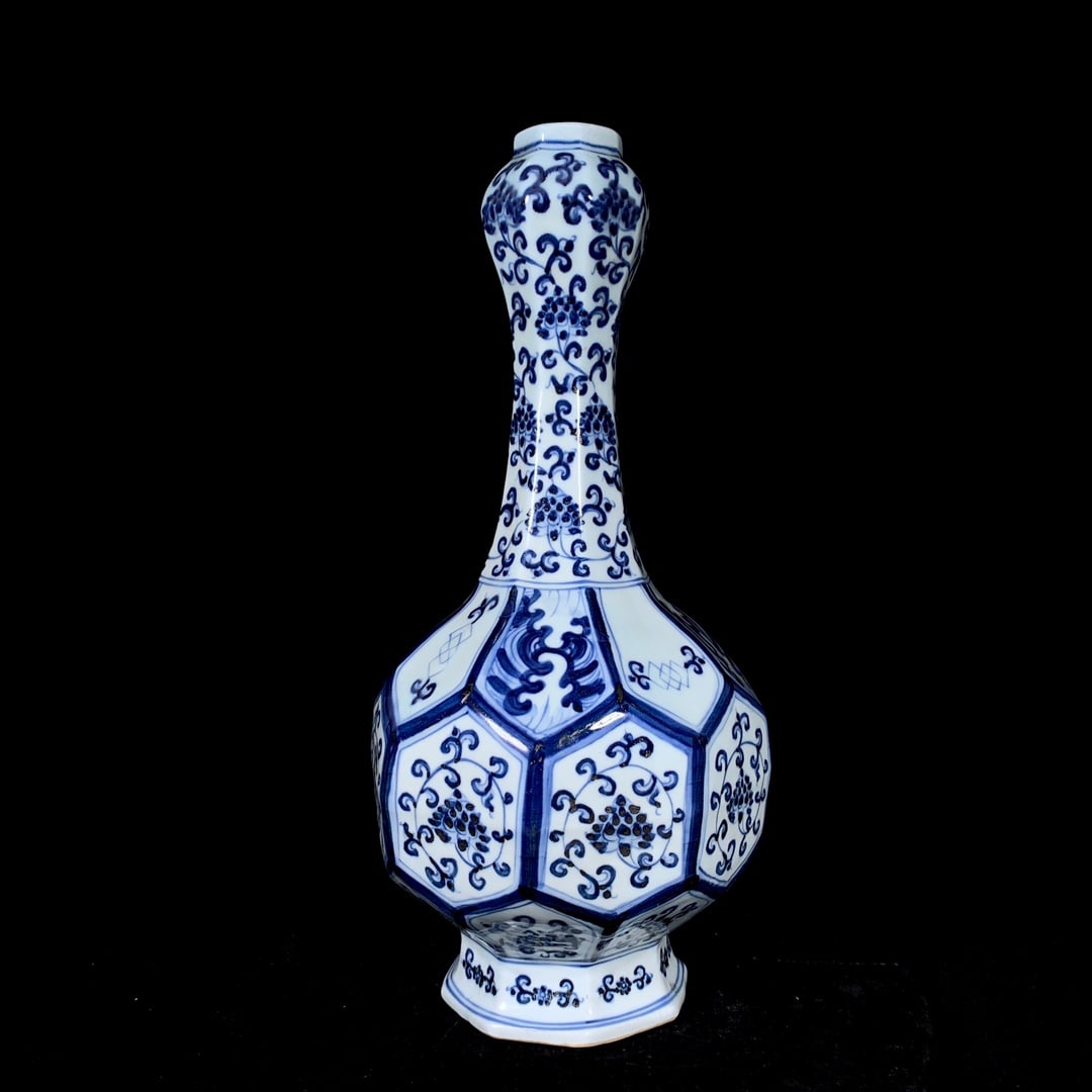 Ming Xuande blue and white octagonal garlic-shaped vase with intertwined floral patterns (1 of 9)