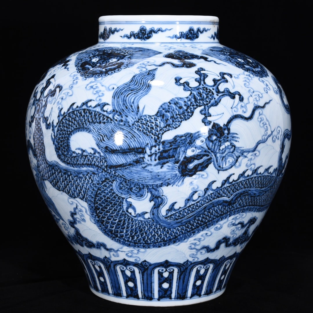 Ming Xuande blue and white dragon pattern jar (1 of 9)