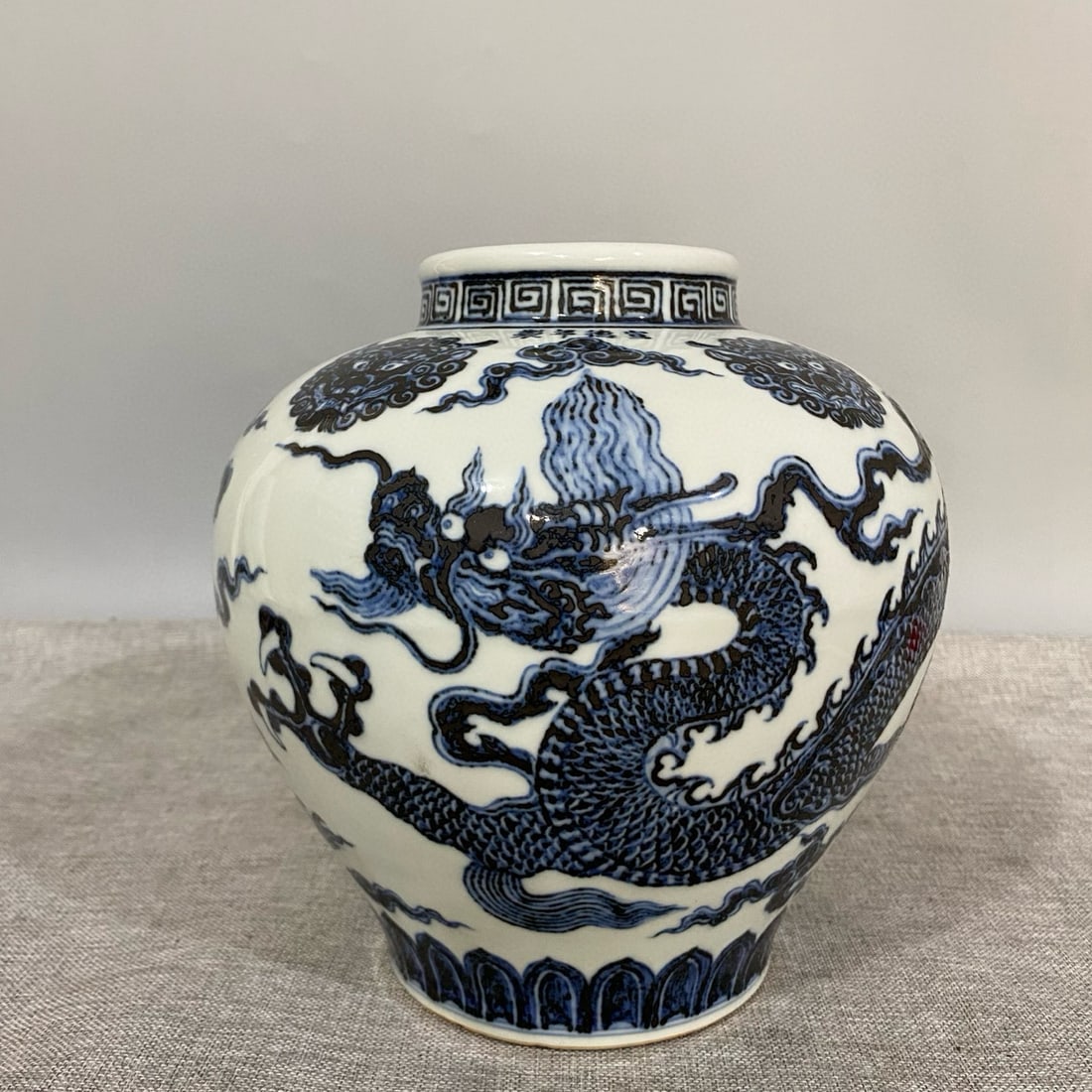 Ming Xuande blue and white dragon pattern small jar (1 of 8)
