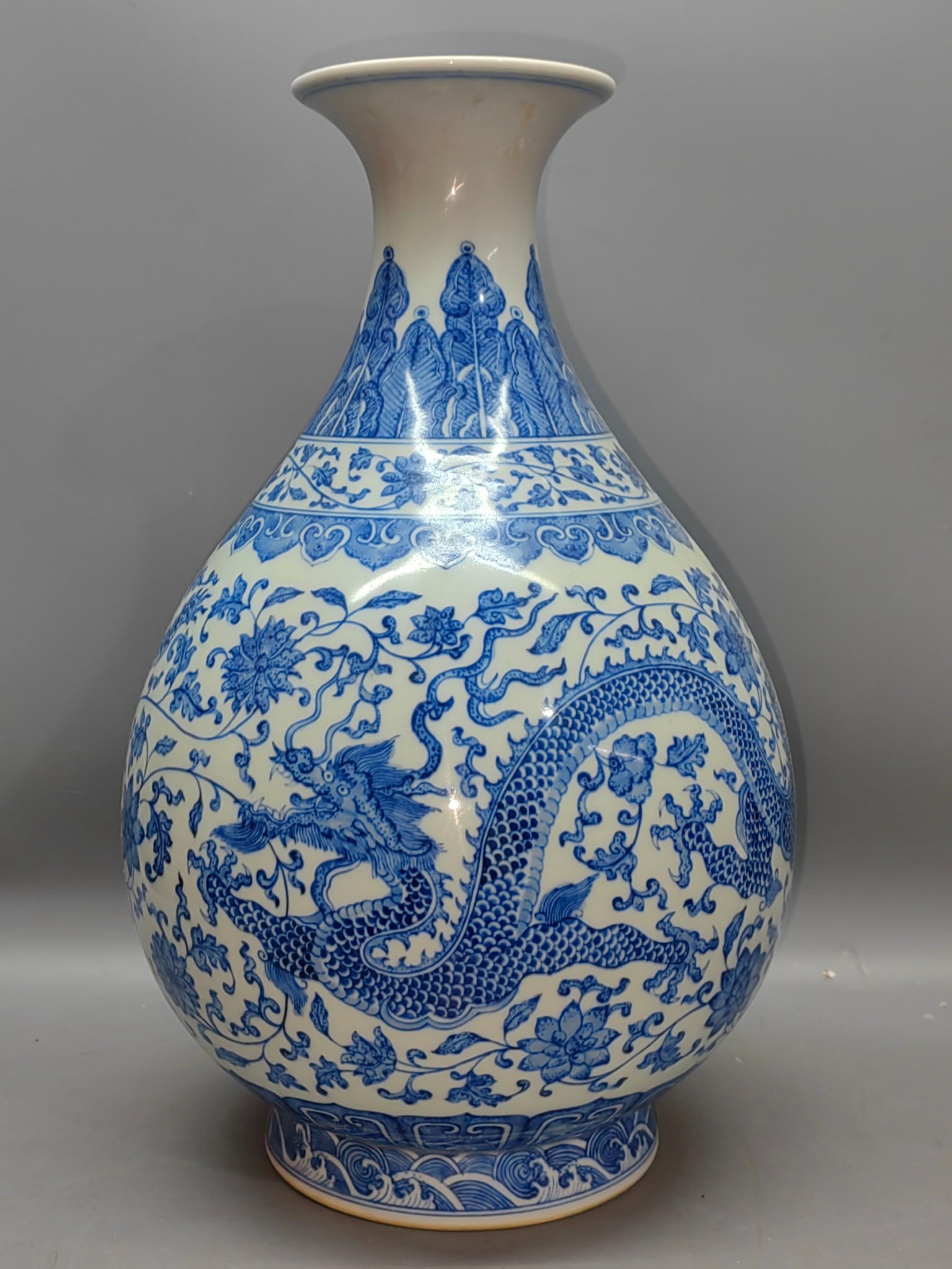 Qianlong mark: Blue and white Yuhuchun nine-lobed lotus scroll (1 of 9)