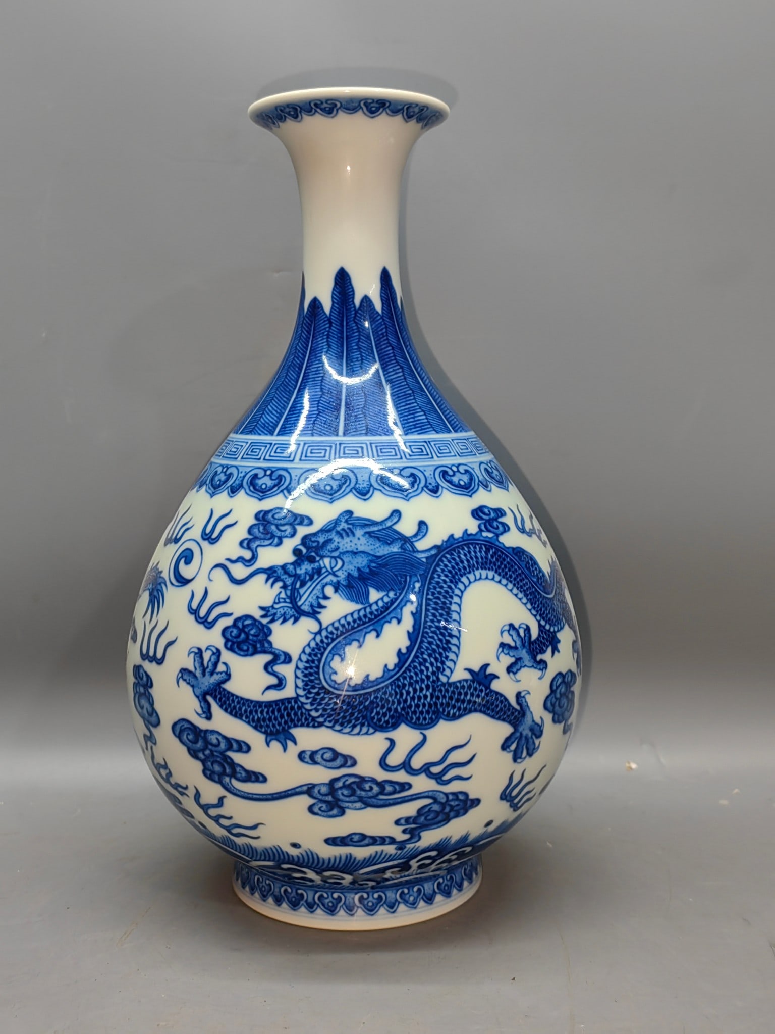 Qianlong mark: Blue and white Yuhuchun vase with nine auspicious clouds (1 of 9)