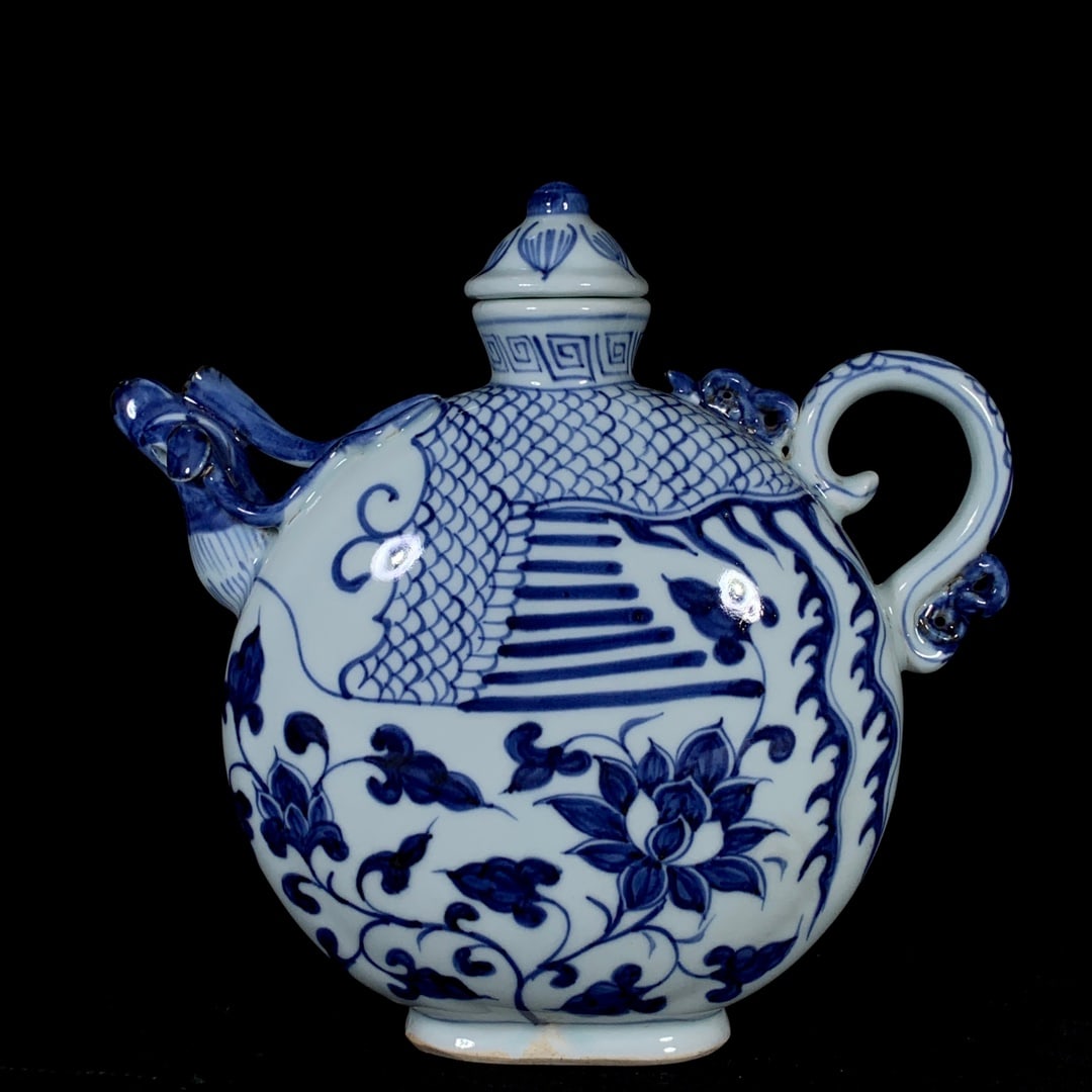 Blue and white phoenix pattern flat pot: Blue and white porcelain flat flask with phoenix design, 20.5 cm high, 21 cm in diameter. Provenance:Private collection from a professor in Massachusetts Institute of Technology. Our dedicated team ex