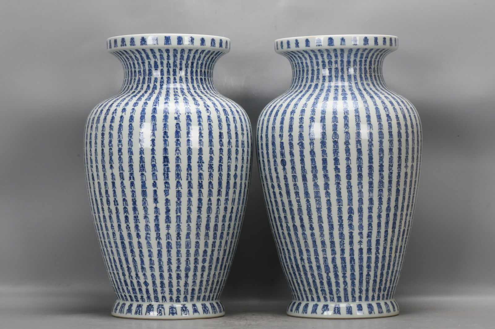 pair of blue and white porcelain vases with the character "??" (longevity) from the Kangxi period of: A pair of blue and white porcelain vases with the character "??" (longevity) from the Kangxi period of the Qing dynasty. They are 47 cm high, 21 cm in diameter at the mouth, 29 cm in diameter at the b