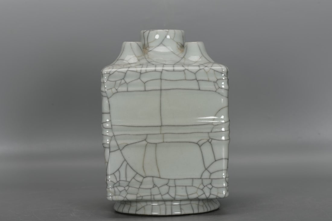 A square, five-tube vase made of Ge ware during the Qianlong period of the Qing dynasty. (1 of 9)