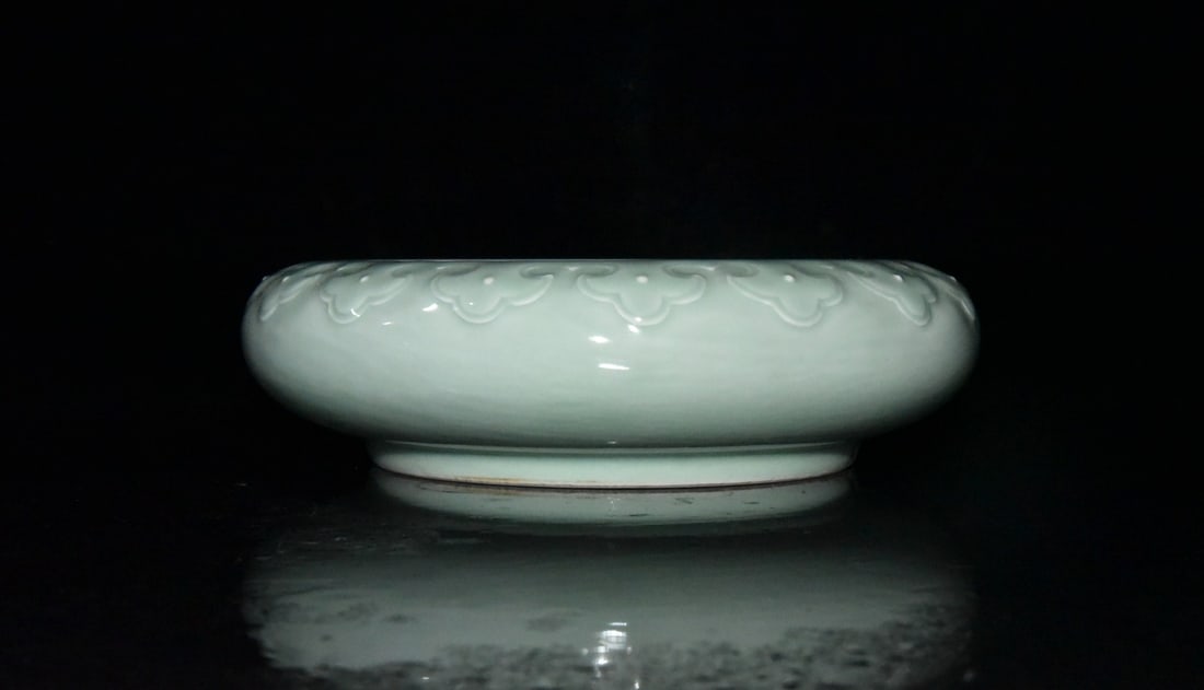 Qing Dynasty Qianlong period celadon-glazed brush washer with carved dragon design (1 of 9)