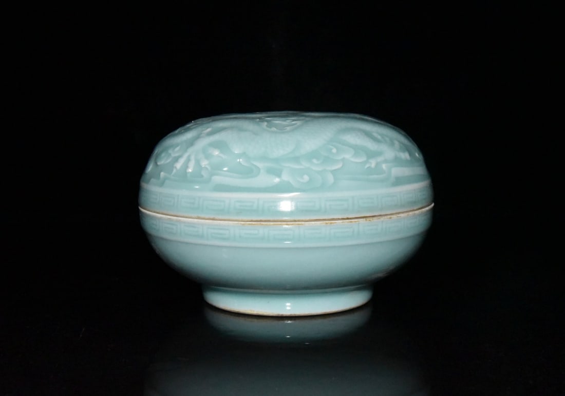 Qing Dynasty Qianlong Period Powder Box with Carved Dragon Pattern in Celadon Glaze (1 of 9)