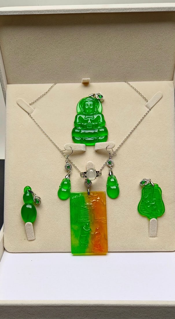 A set of top-grade dragon stone imperial green jadeite jewelry: A set of top-grade imperial green jadeite jewelry, with excellent translucency and absolutely perfect quality. Provenance:Private Estate, San Diego, California. Our dedicated team expertly handles bot