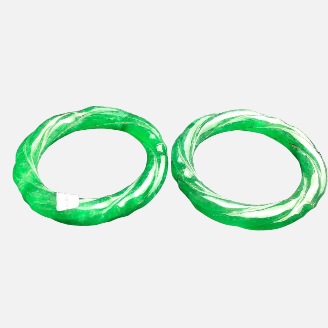 A pair of jade bracelets: A pair of jadeite bangles, the jade is clear and flawless, with good texture and translucency, excellent light transmission, and a natural patina, making them exquisite to wear. Provenance:Private col