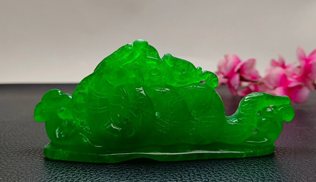 Top-grade dragon stone emerald, extra-large and extra-thick jadeite ornament (1 of 8)