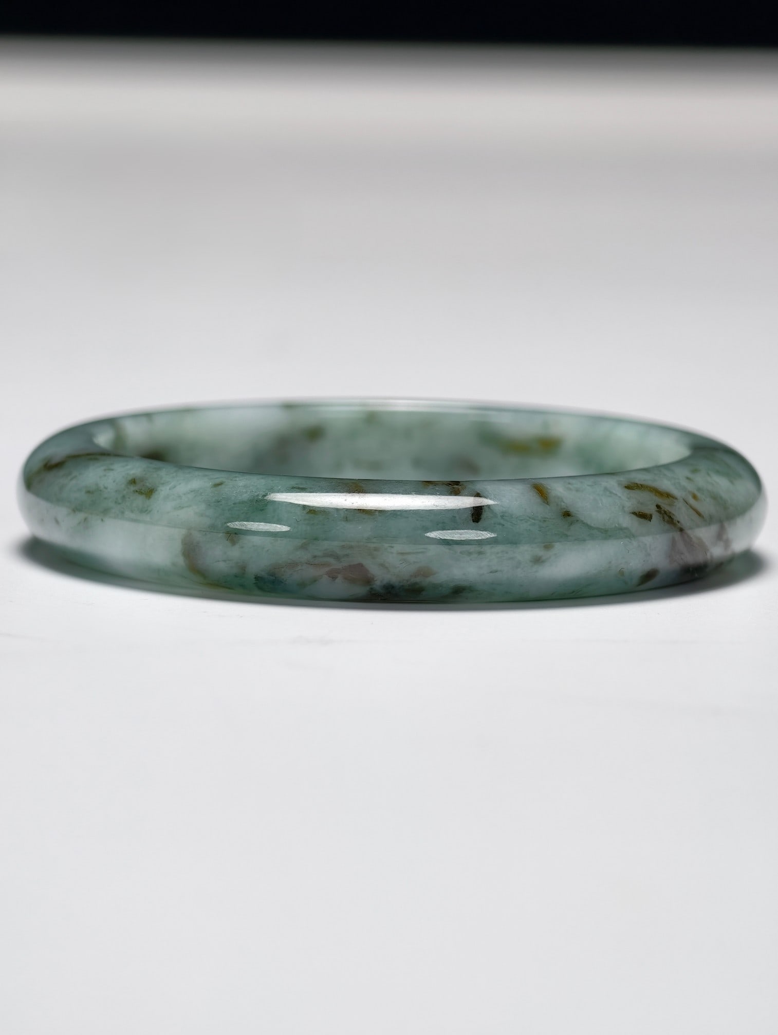 [Floating Flower and Waterweed Pattern] Jadeite Old Mine Glutinous Type Flat Bangle: [Floating Flower and Waterweed Inclusions] Jadeite Old Mine Glutinous Type Flat-Mouth Bangle. Icy base, smooth and rounded to the touch, translucent body, clear and elegant color, soft and warm, perfe