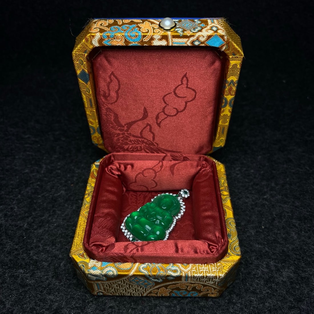 Exquisite brocade box for collecting jade pendants: Exquisite brocade box for collecting jade pendants Provenance:Private Estate, Honolulu, Hawaii. Our dedicated team expertly handles both domestic and global shipping arrangements.We also offer CONSOLI