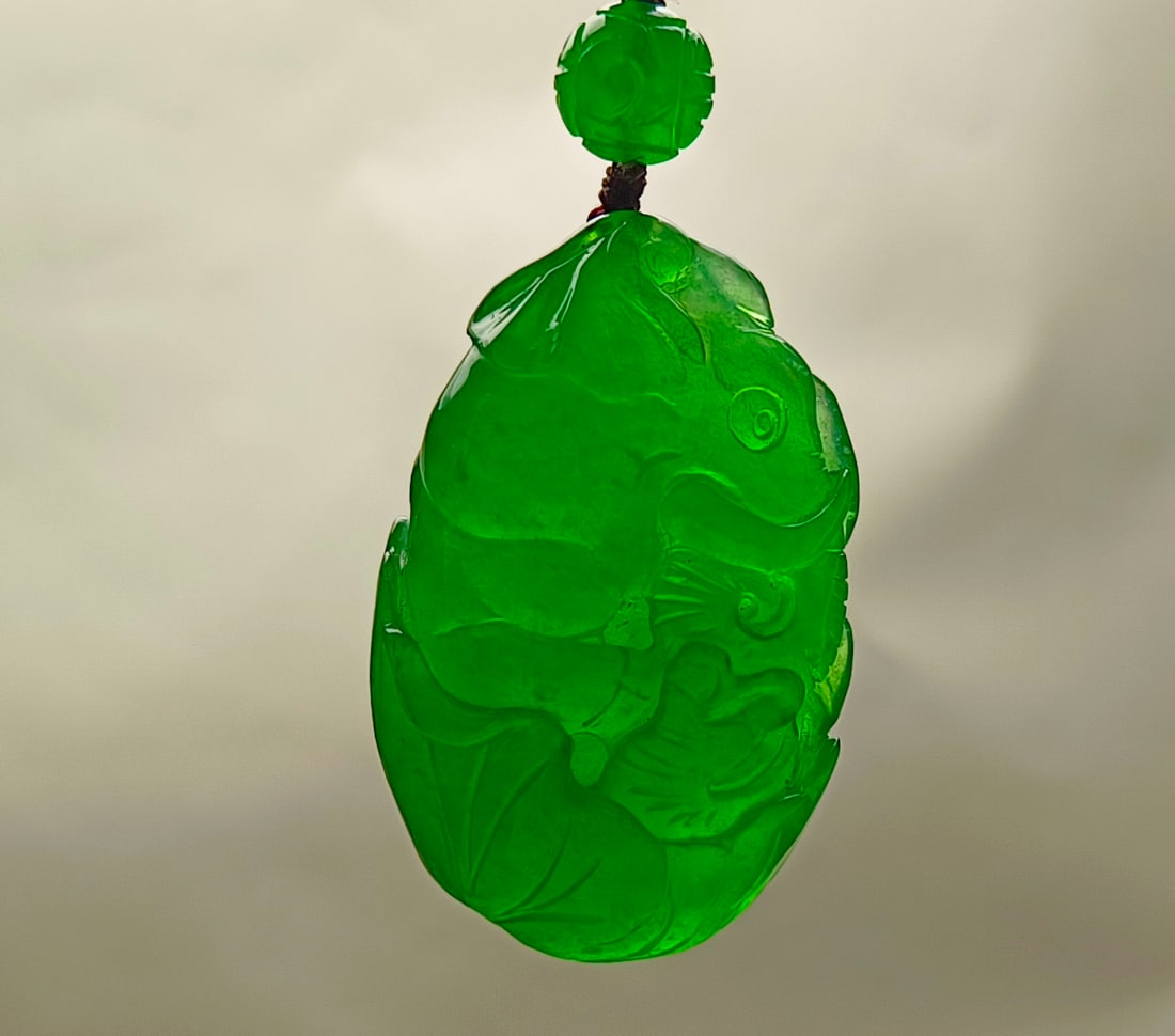 Top-grade dragon stone type imperial green extra-large and extra-thick jadeite hand-held piece (1 of 7)