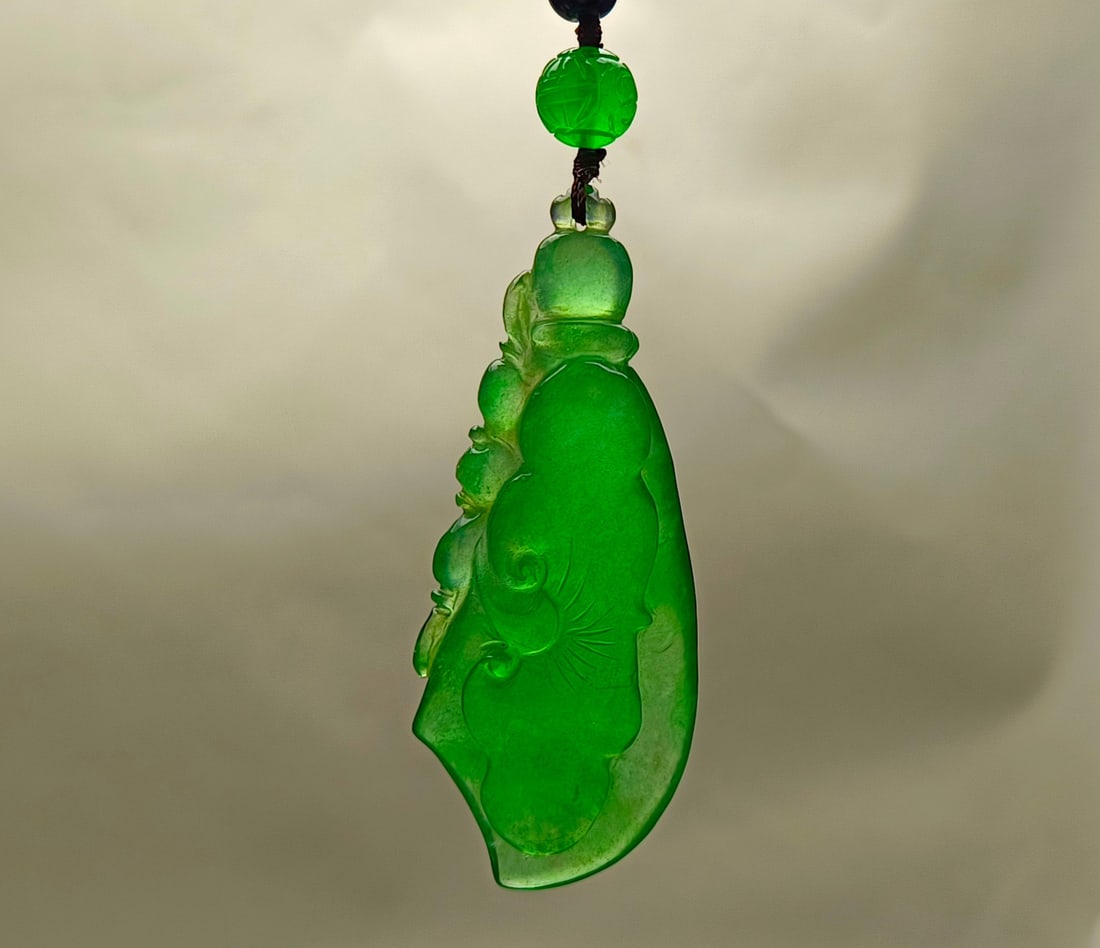 Top-grade dragon stone type imperial green extra-large and extra-thick jadeite hand-held piece: Top-grade imperial green jadeite hand-held piece, extra large and thick, with excellent translucency, absolutely perfect. Provenance:Mr. Stefan, Minneapolis, Minnesota. Our dedicated team expertly