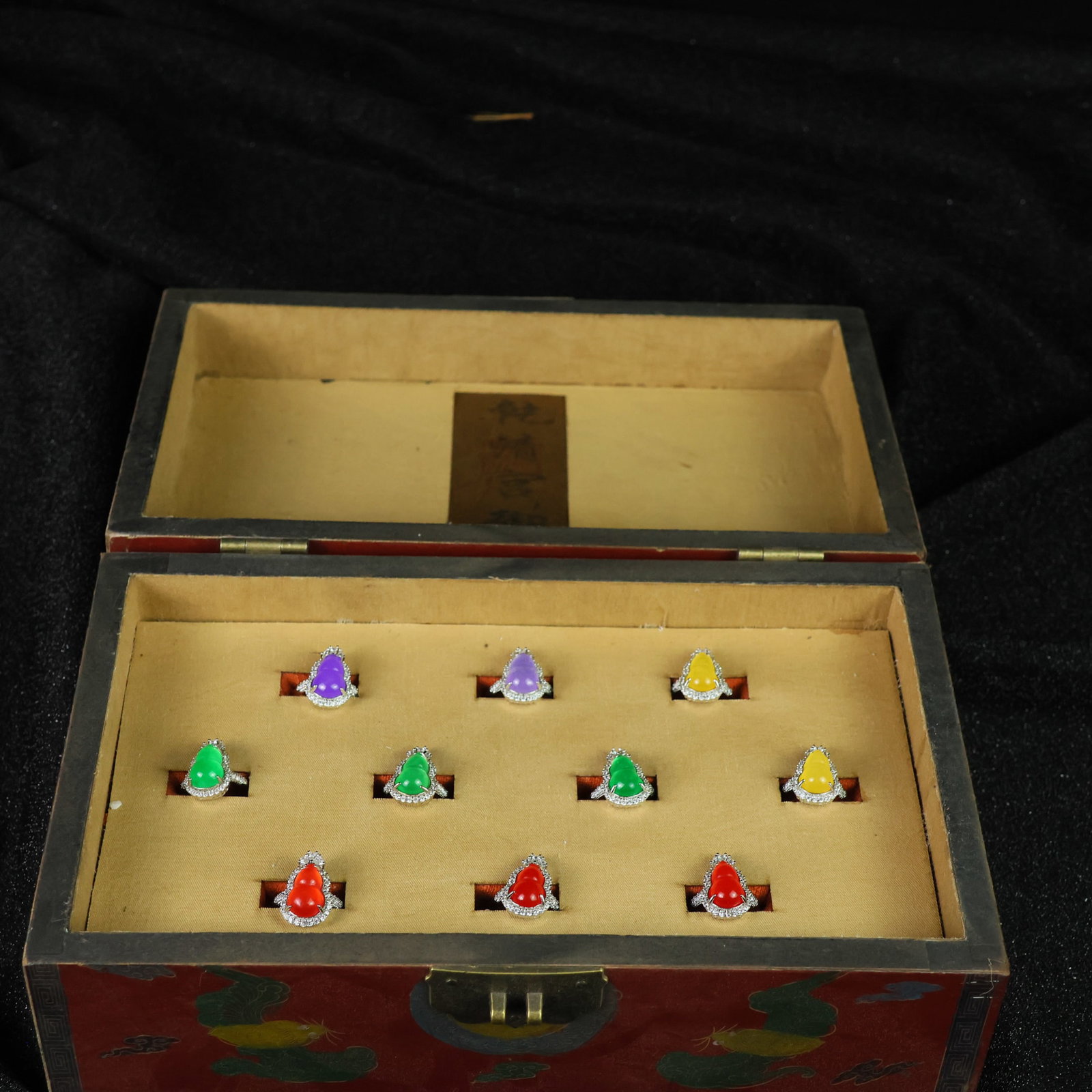 Perfect high-quality ice crystal ring with exquisite setting [ring set box]: Perfectly crafted high-grade icy jadeite [ring set] with a pure, rich, clean, and clear base, strong fluorescence, excellent rigidity, and a bright, icy appearance. It is a true icy jadeite with a tra